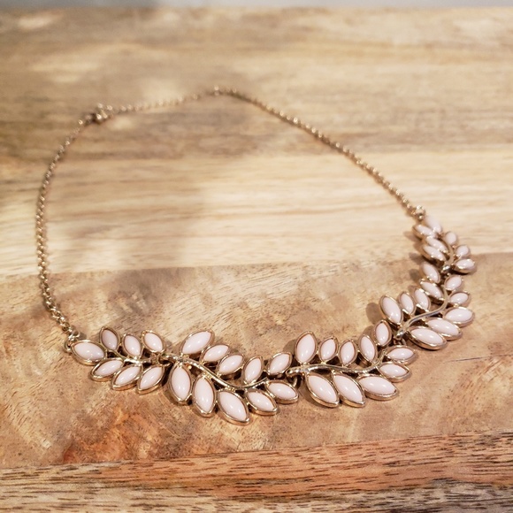 Jewelry - Gorgeous light pink and gold necklace